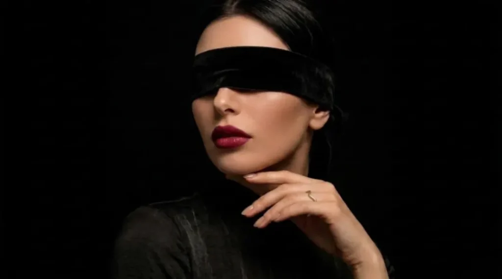 انگشتر طلا زنانه مینیمال طرح موج در دست مدل - گالری طلا ندیلکو