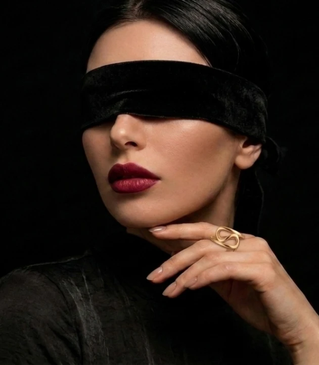 انگشتر طلا زنانه مینیمال طرح حلقه در دست مدل - گالری طلا ندیلکو